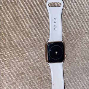 Rose gold Apple Watch SE. 40 mm